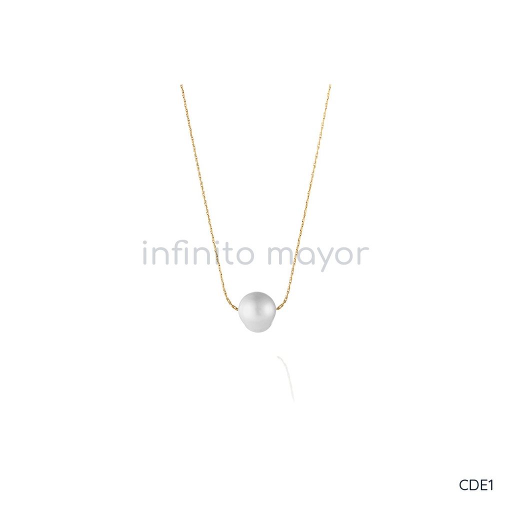 Collar dorado, fino con perla blanca central