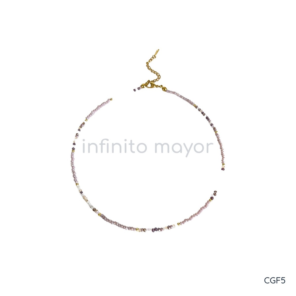 Collar lila de cuentas facetadas pequeñas con perlas blancas y esferas doradas, con cierre de langosta y extensor
