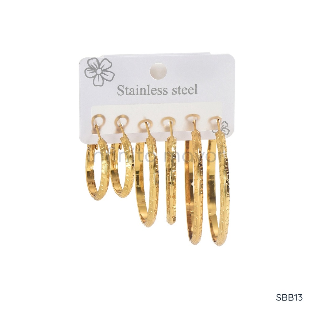 Set de tres pares de zarcillos dorados, argollas con greca