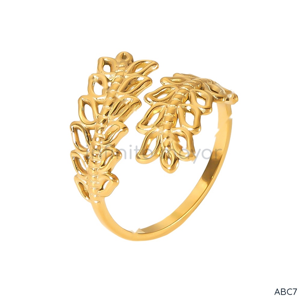 Anillo dorado ancho y abierto, diseño envolvente de dos ramas con hojas caladas y acabado brillante