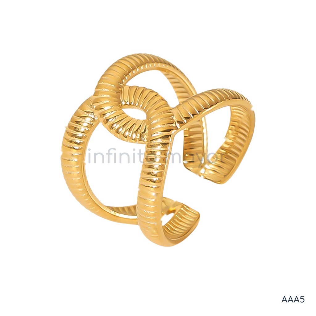 Anillo dorado ancho y abierto, diseño de dos aros entrelazados con textura acanalada y acabado brillante