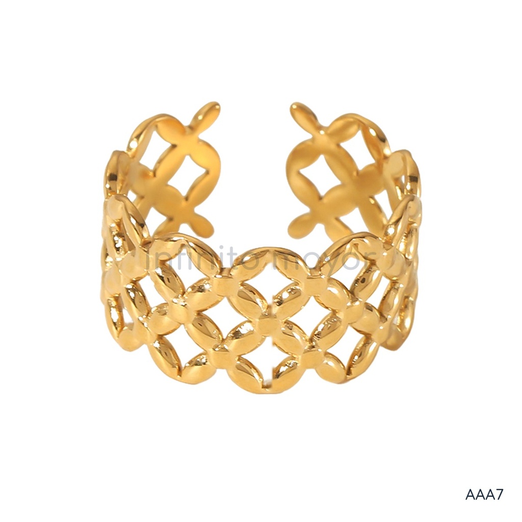 Anillo dorado abierto, calado de celosía geométrica.