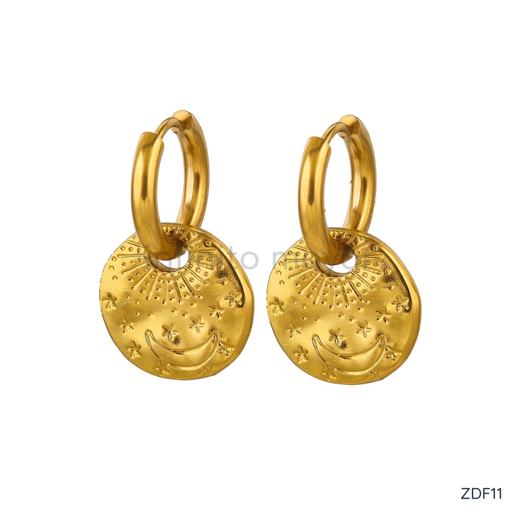 Zarcillos dorados de argolla huggie con medallón redondo grabado con luna, rayos de sol y estrellas
