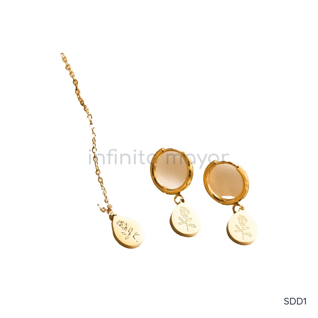 Set dorado de collar y zarcillos, diseño de cadena fina con colgante oval y argollas con dije a juego, con motivo de rosa grabada y acabado brillante