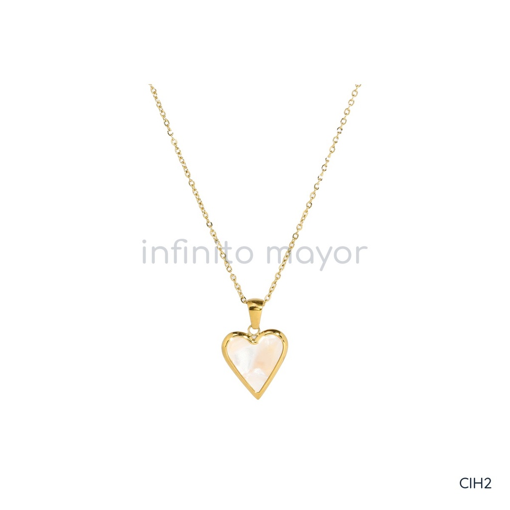 Collar dorado, cadena fina con corazón de centro nácar