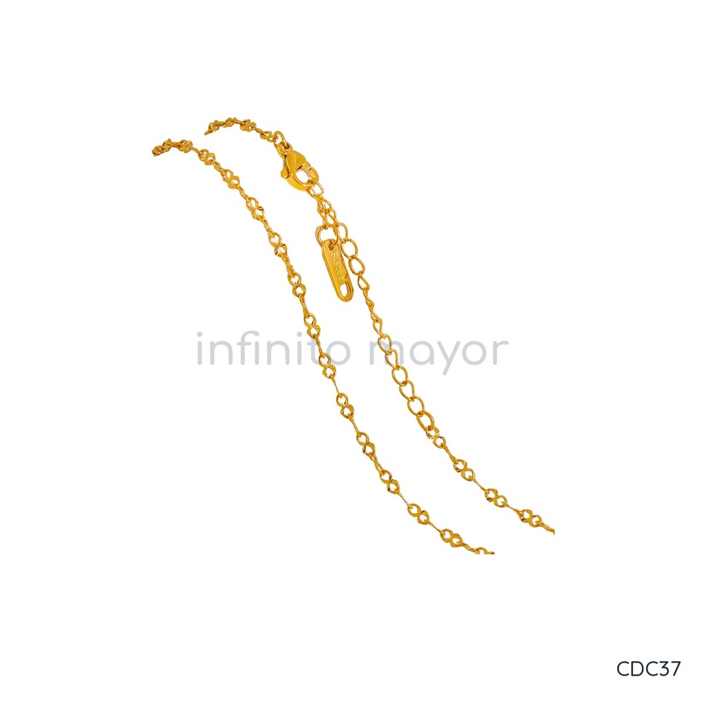 Collar dorado de cadena fina de eslabones calados en forma de trébol, con cierre de langosta y extensor