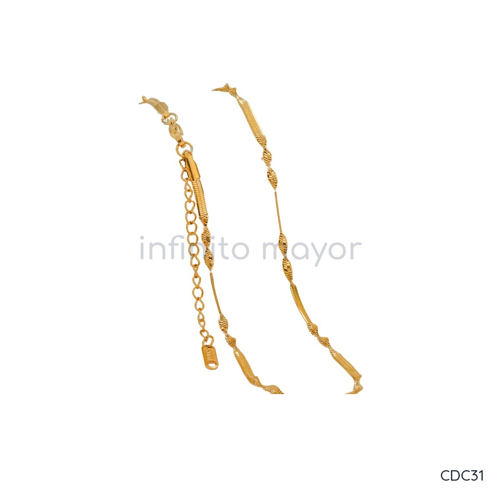 Collar dorado de cadena plana tipo serpiente de 2,5 mm con tramos retorcidos intercalados, con cierre de langosta y extensor