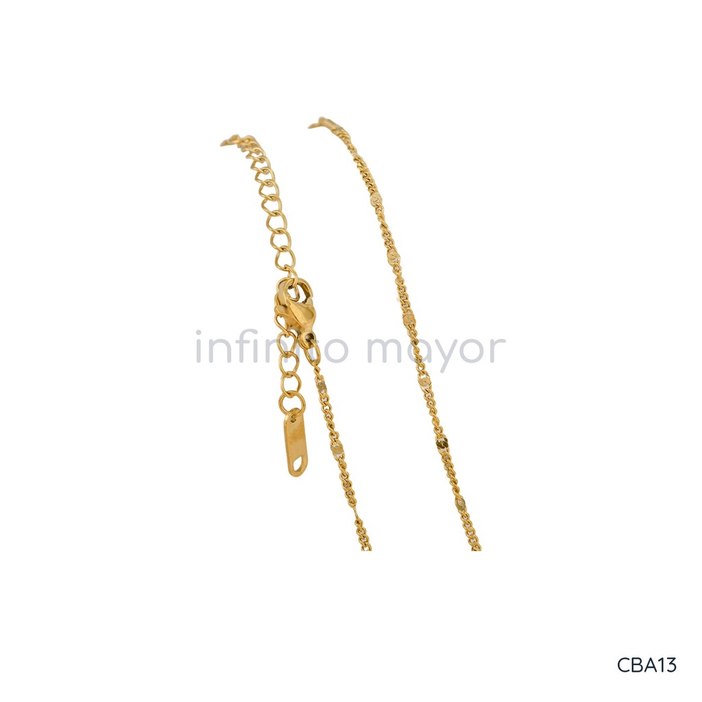 Collar dorado de barbada fina con pequeñas láminas planas
