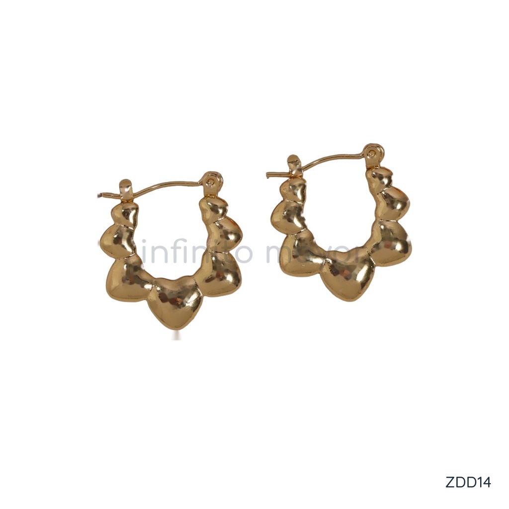 Zarcillos dorados de argolla, contorno de corazones