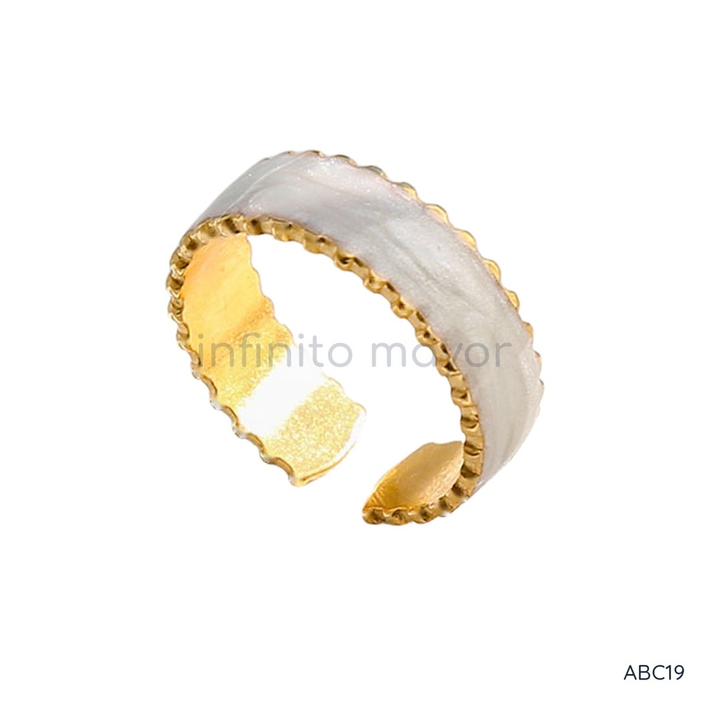 Anillo dorado y blanco abierto, diseño de banda rellena de esmalte blanco nacarado con borde festoneado