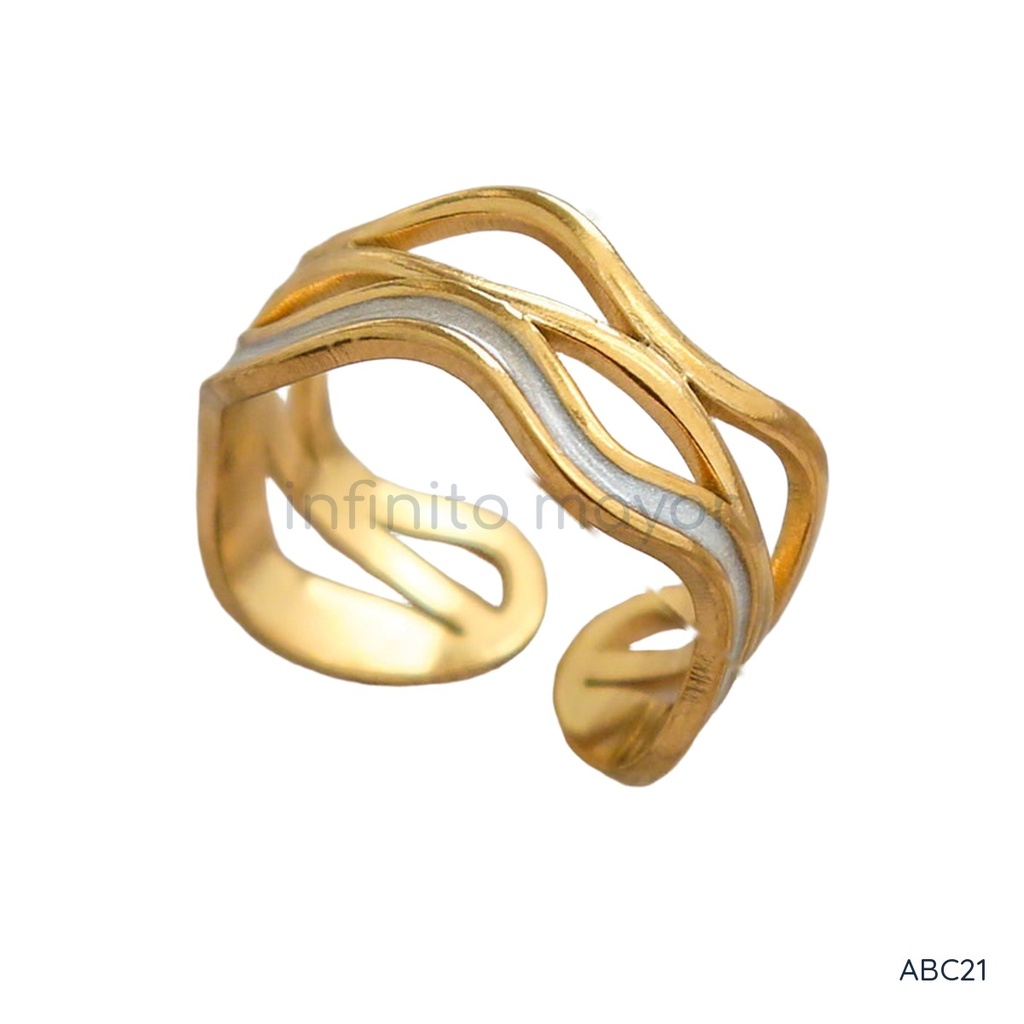 Anillo dorado y blanco ancho y abierto, diseño de bandas onduladas caladas con una banda central de esmalte blanco