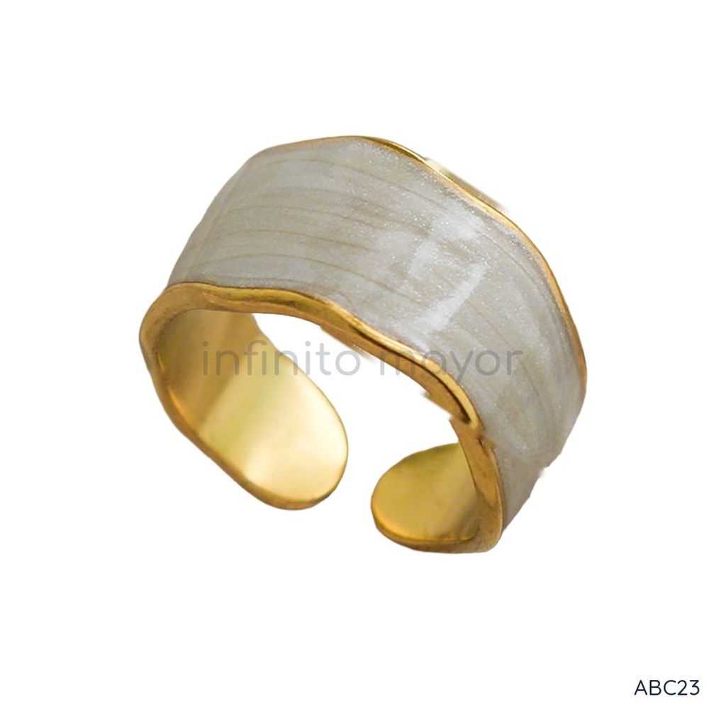 Anillo dorado abierto, banda ondulada con esmalte blanco