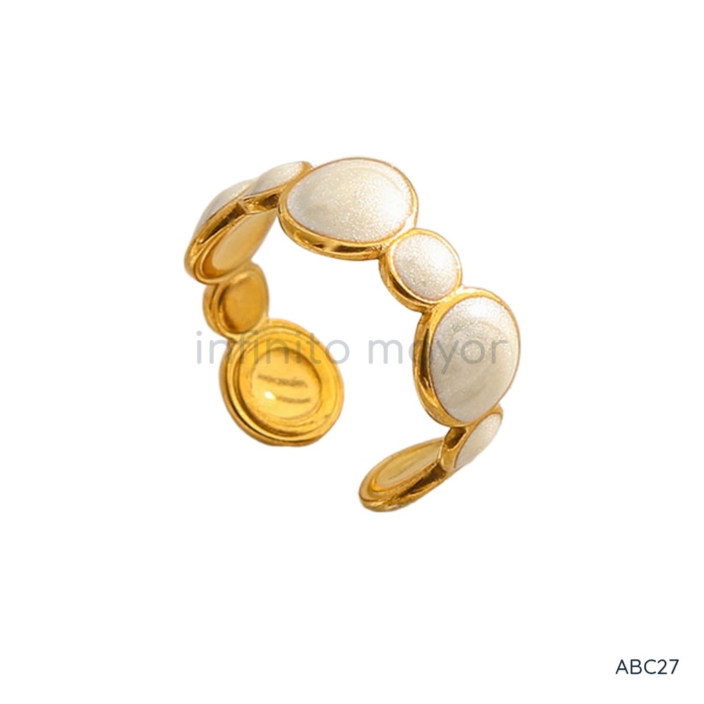 Anillo dorado abierto, banda de óvalos con esmalte blanco
