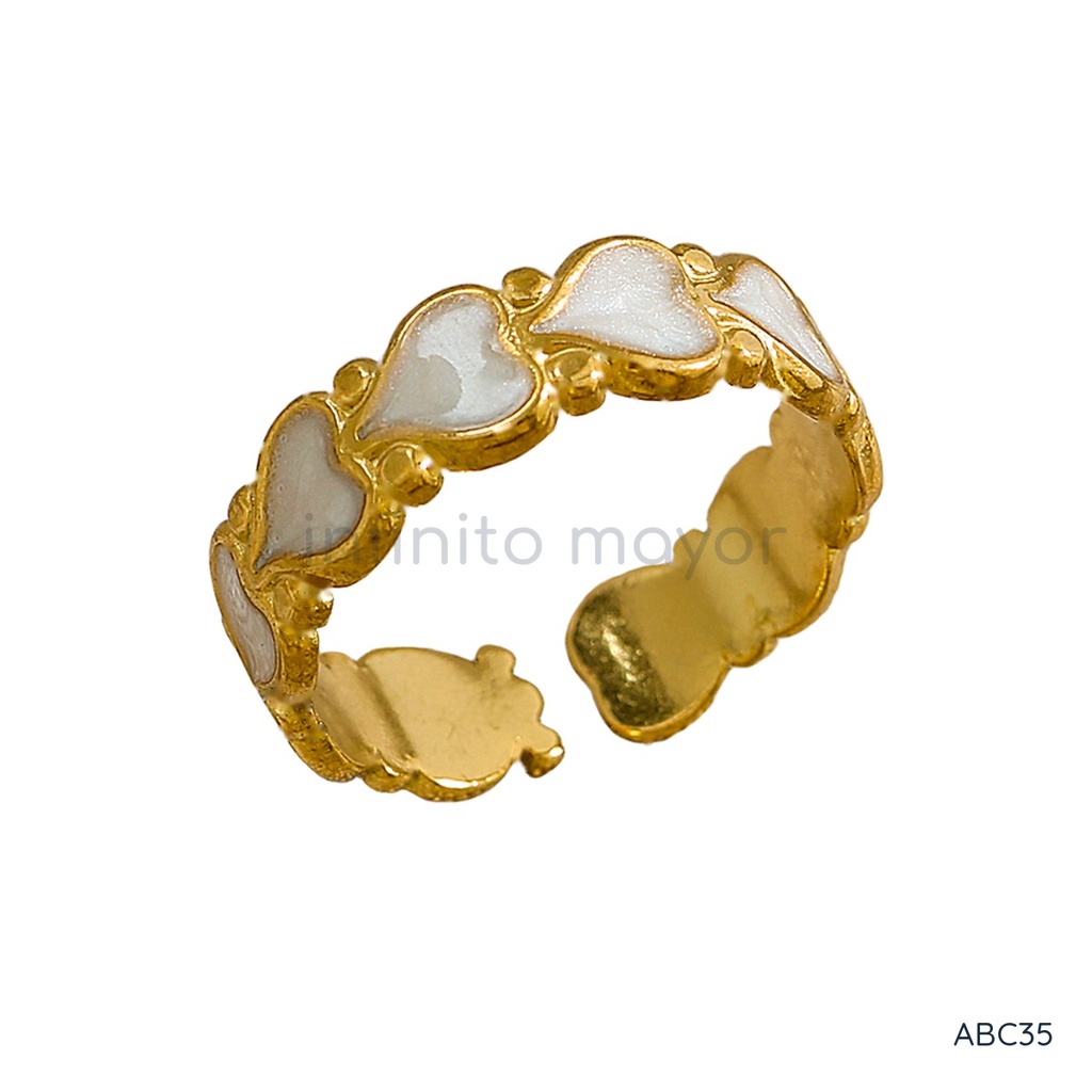 Anillo dorado abierto, banda de corazones con esmalte blanco