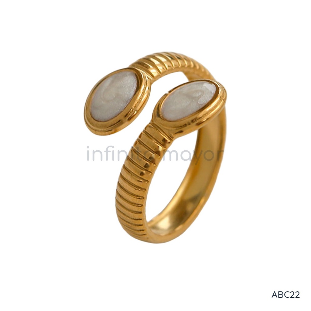 Anillo dorado abierto, extremos enfrentados con esmalte blanco