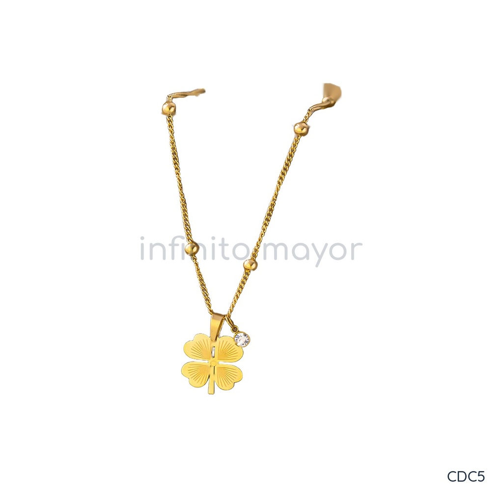 Collar dorado de cadena fina con bolitas, con dije de trébol de cuatro hojas calado y una circonia transparente colgante