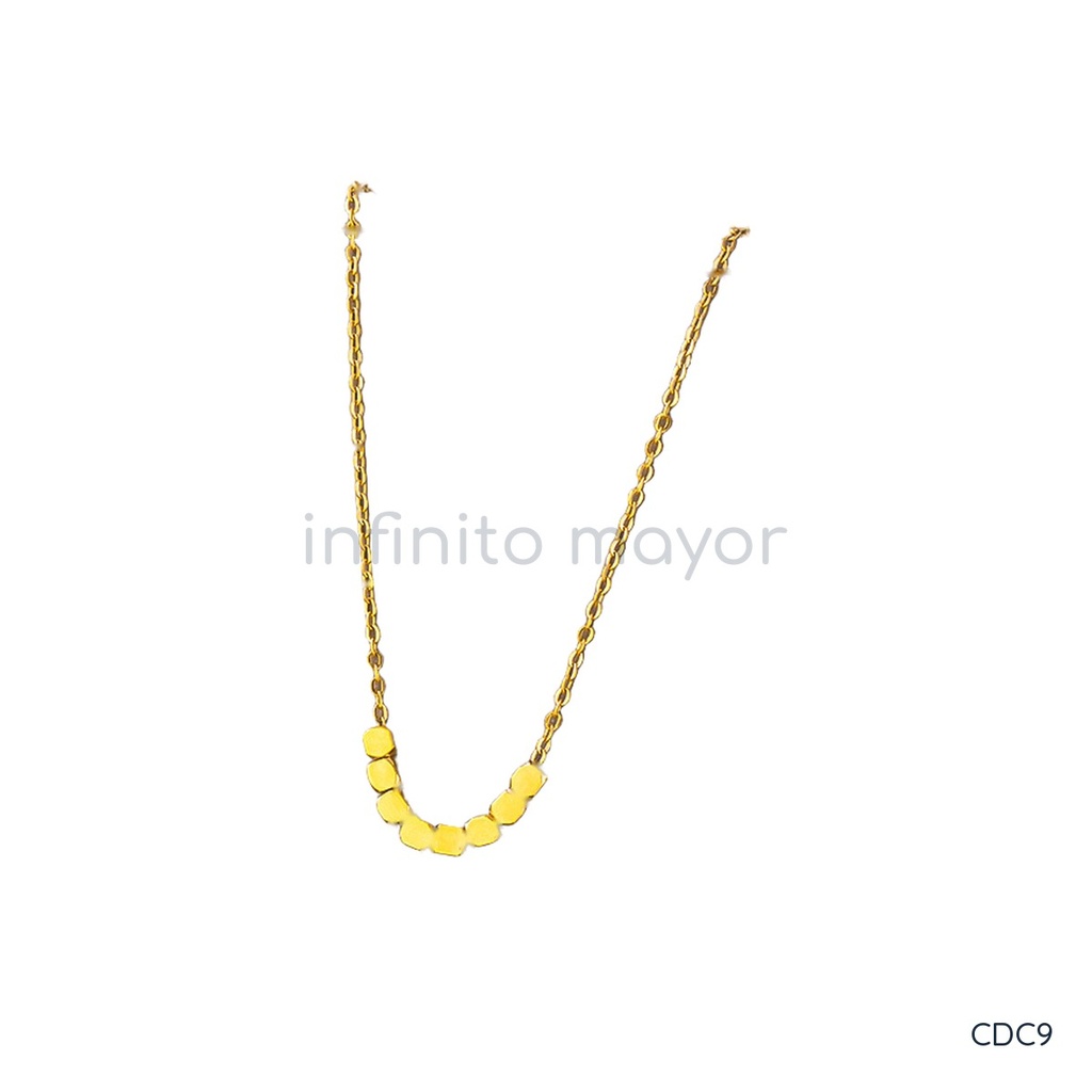Collar dorado, fino con ocho cubos centrales