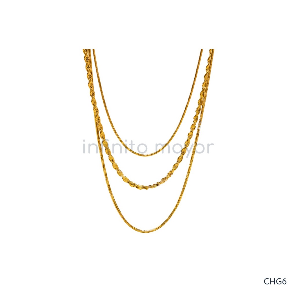 Collar dorado en tres capas, diseño de cadenas de distinto grosor con una de torzal y acabado brillante