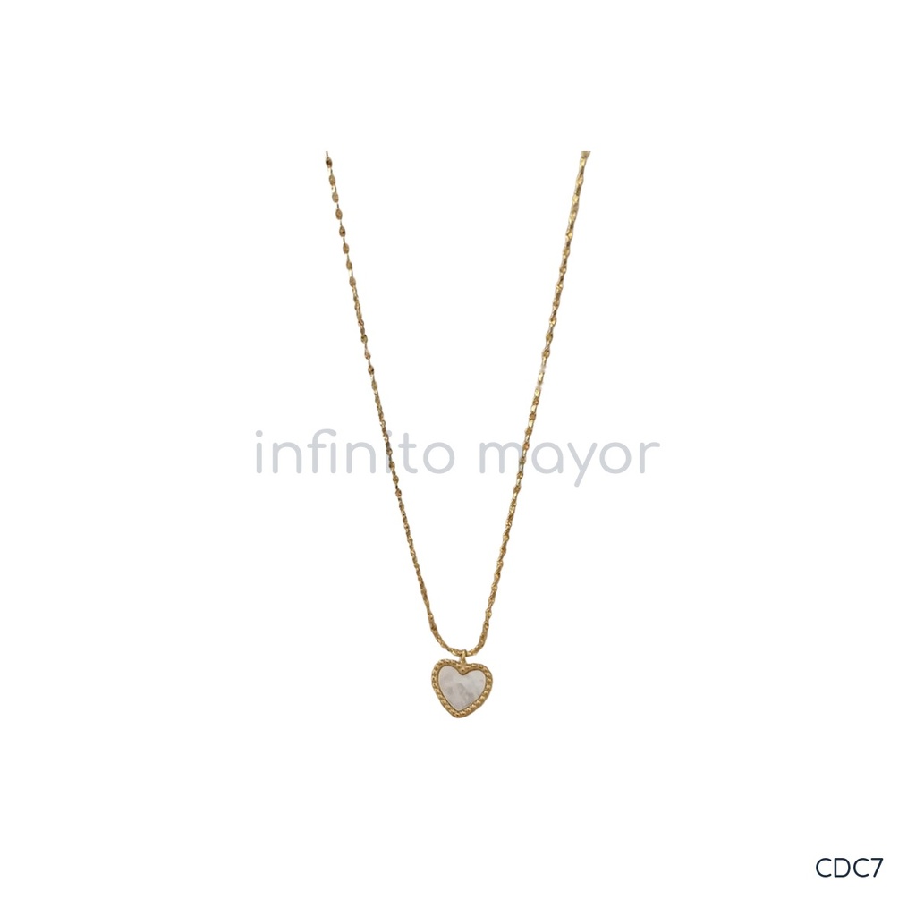 Collar dorado, fino con corazón de nácar y bolitas