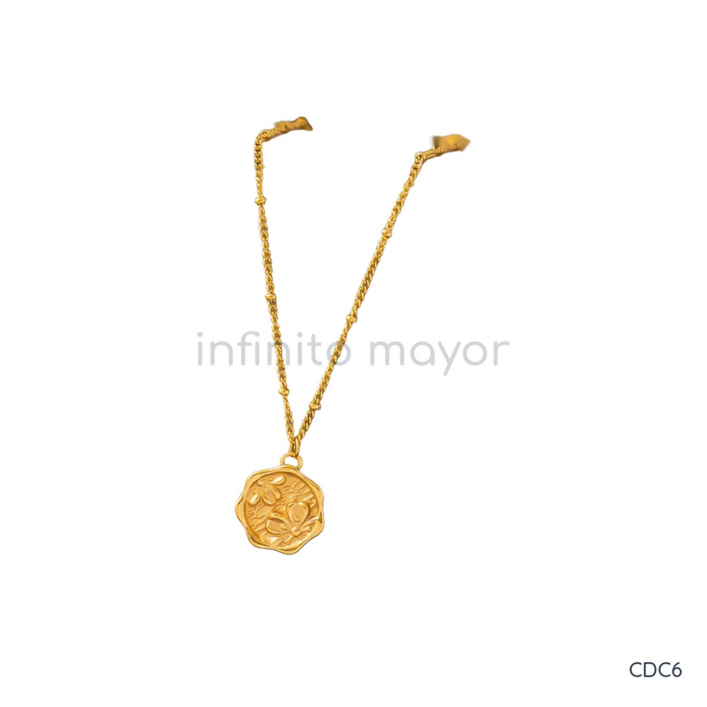 Collar dorado de cadena fina con bolitas, con medallón de borde ondulado y flor en relieve