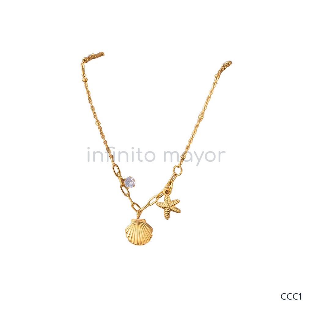 Collar dorado de cadena de eslabones mixtos con cuentas, con dijes de concha estriada y estrella de mar y una circonia transparente