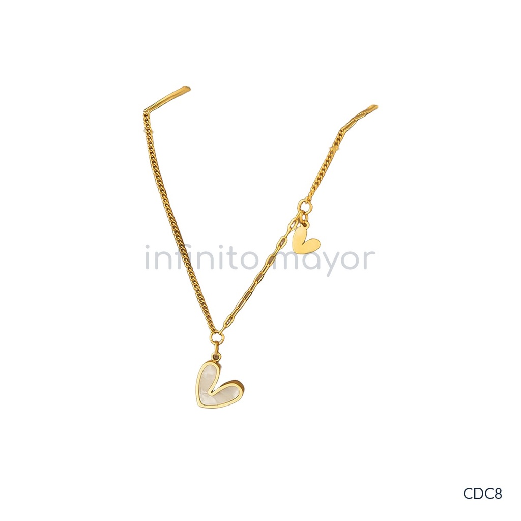 Collar dorado, con dijes de corazónes