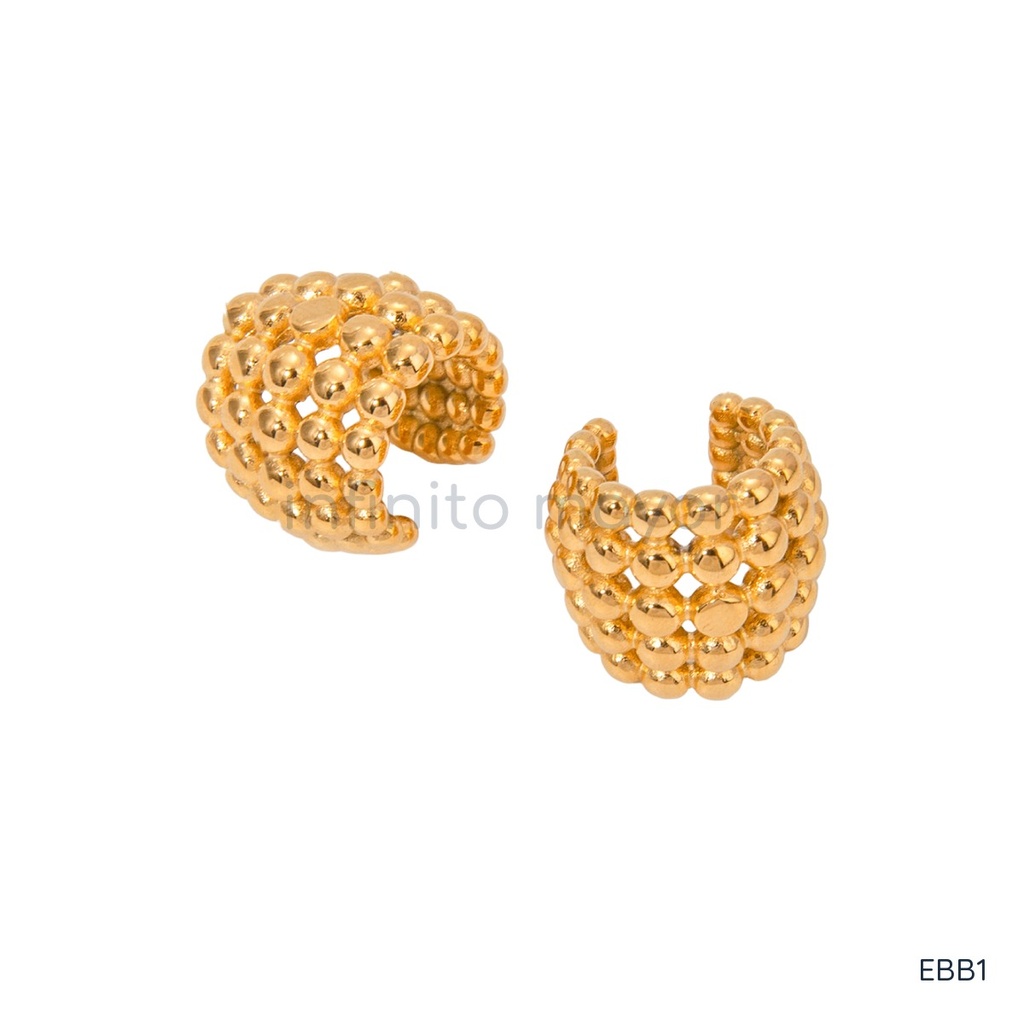 Earcuff dorado de banda ancha formada por varias hileras de bolitas pequeñas, de ajuste a presión