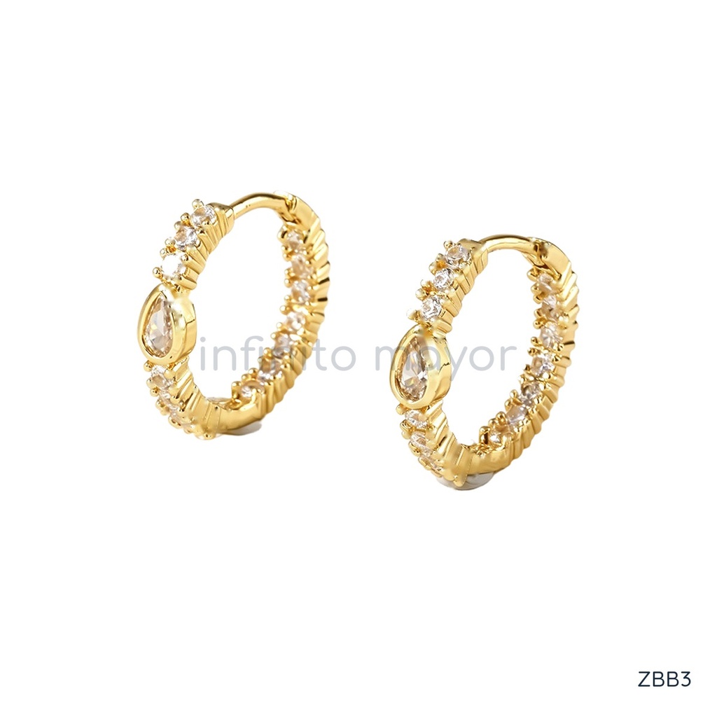 [ZBB3] Zarcillos dorados en argolla fina, diseño con circonias cúbicas transparentes engastadas y una circonia en talla pera, acabado brillante