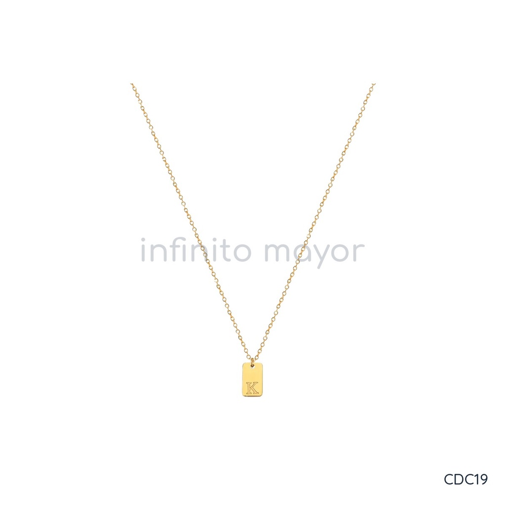 Collar dorado, fino con placa de letra K