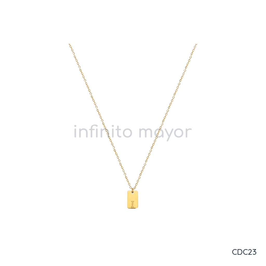 Collar dorado de cadena fina de eslabones redondos, con dije rectangular liso e inicial I grabada