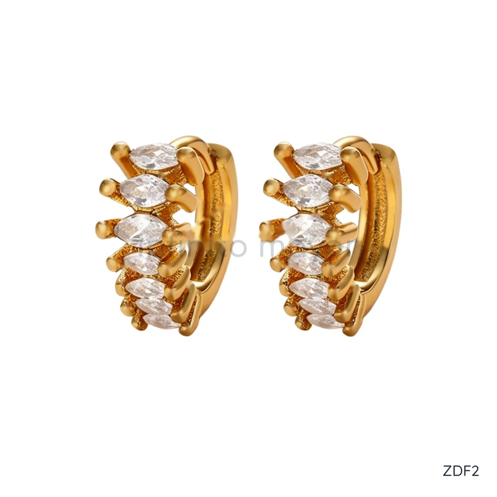 Zarcillos dorados en argolla, diseño con hilera de circonias cúbicas transparentes en talla marquesa y acabado brillante