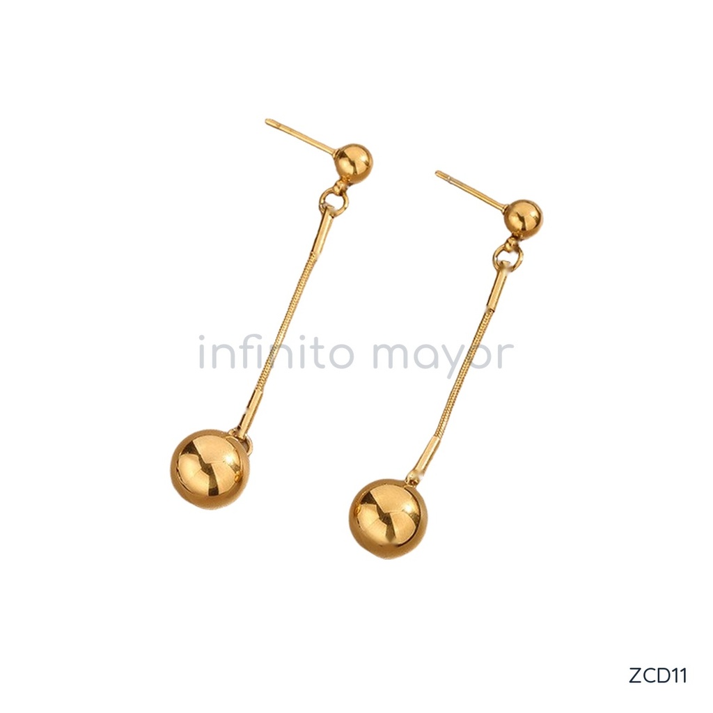 Zarcillos dorados colgantes, diseño de cadena fina larga con esfera lisa al extremo y acabado brillante