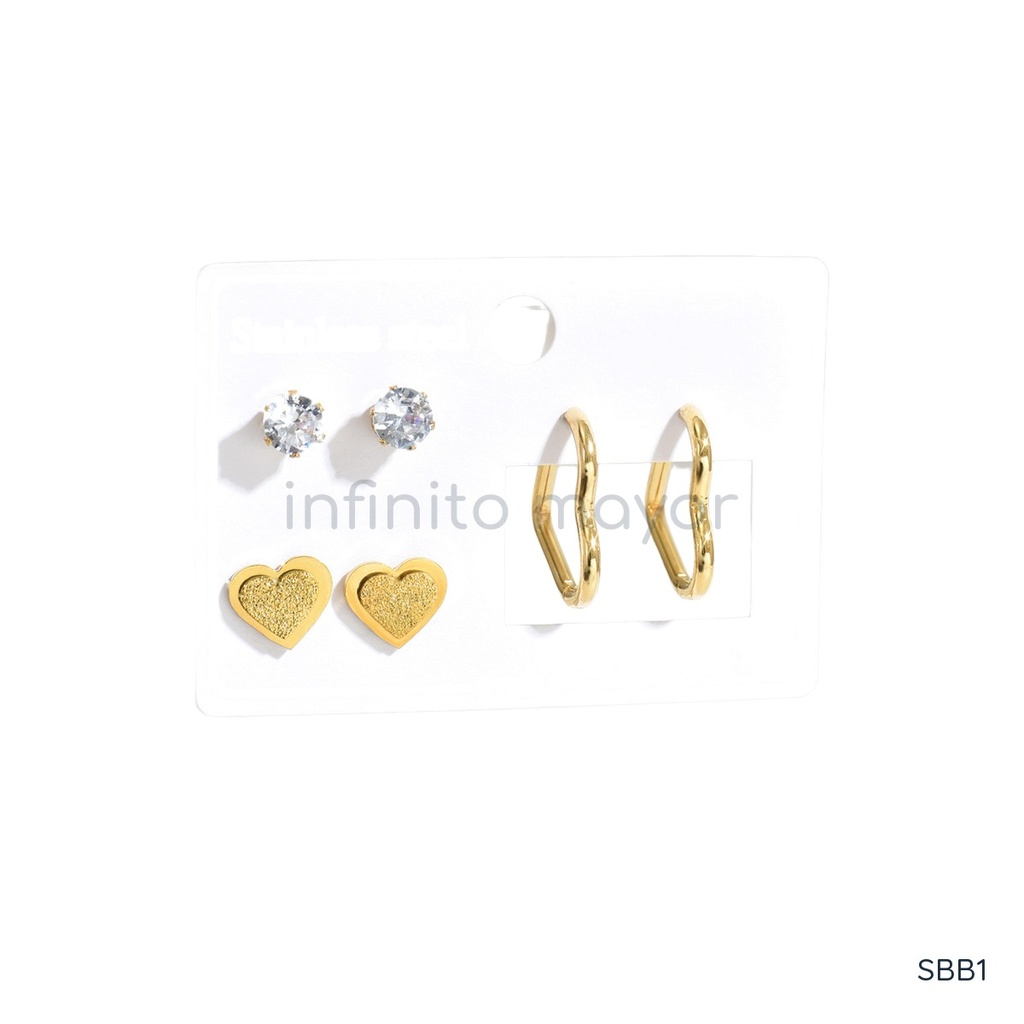 Set de tres pares de zarcillos dorados, con botón de circonia cúbica transparente, tachuela de corazón arenado y argolla en forma de corazón