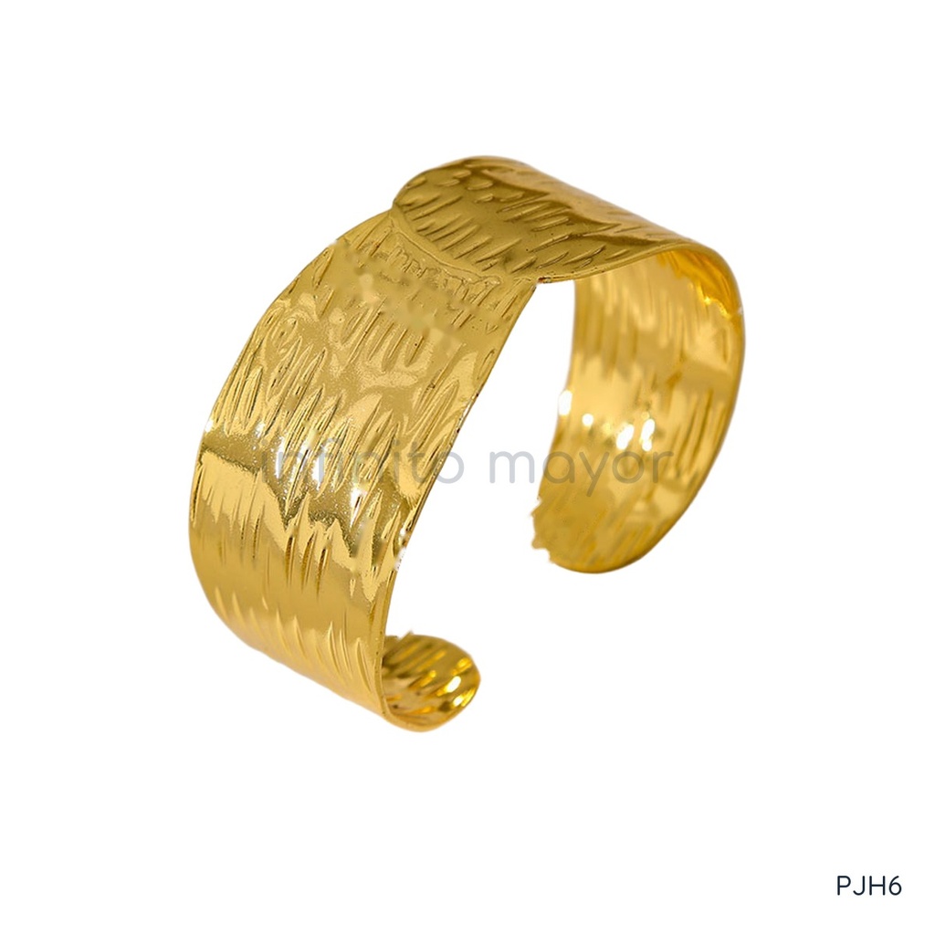 [PJH6] Pulsera dorada ancha y abierta, diseño de brazalete de lámina con solapa superpuesta y textura en relieve vertical