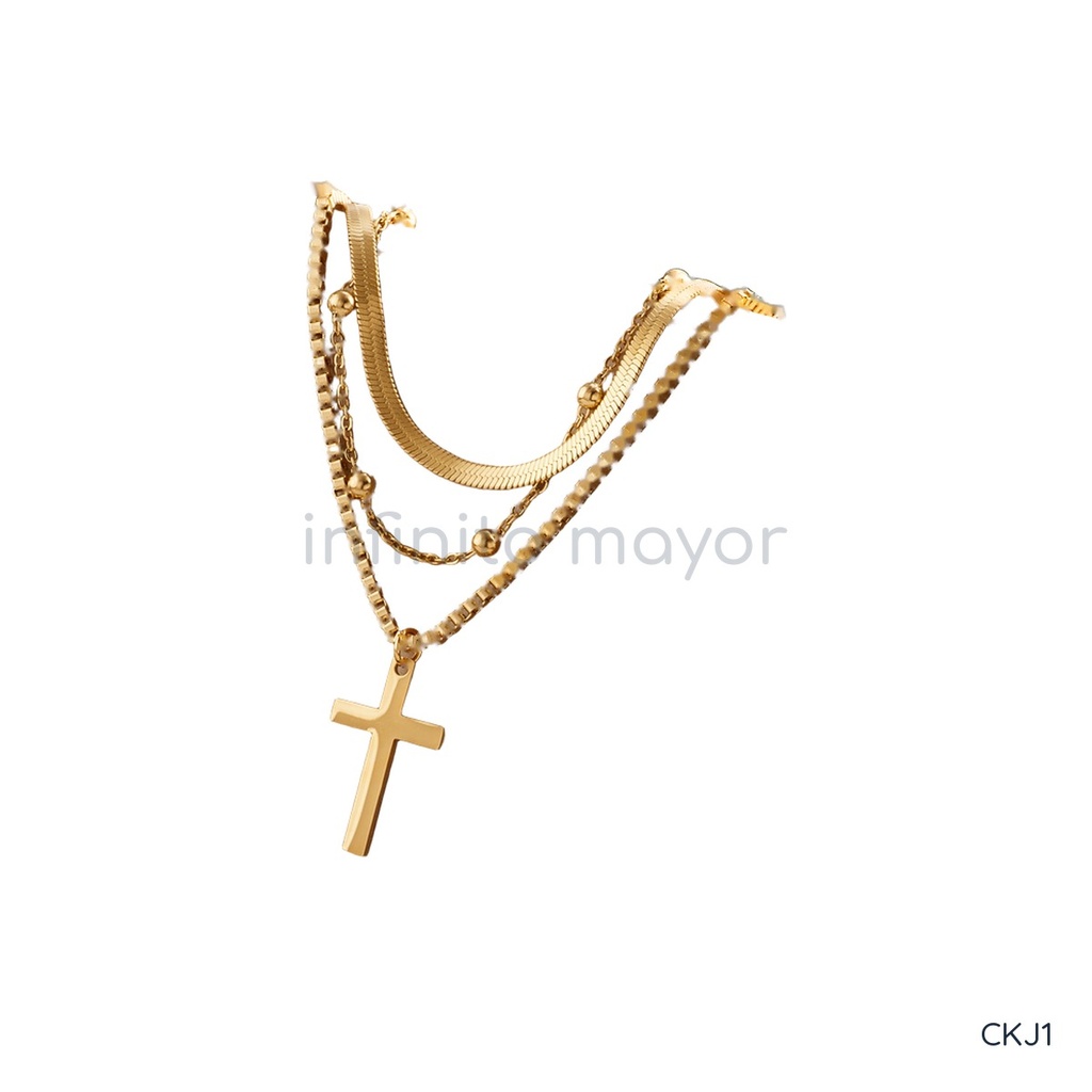 Collar dorado, tres capas de cadenas con cruz lisa