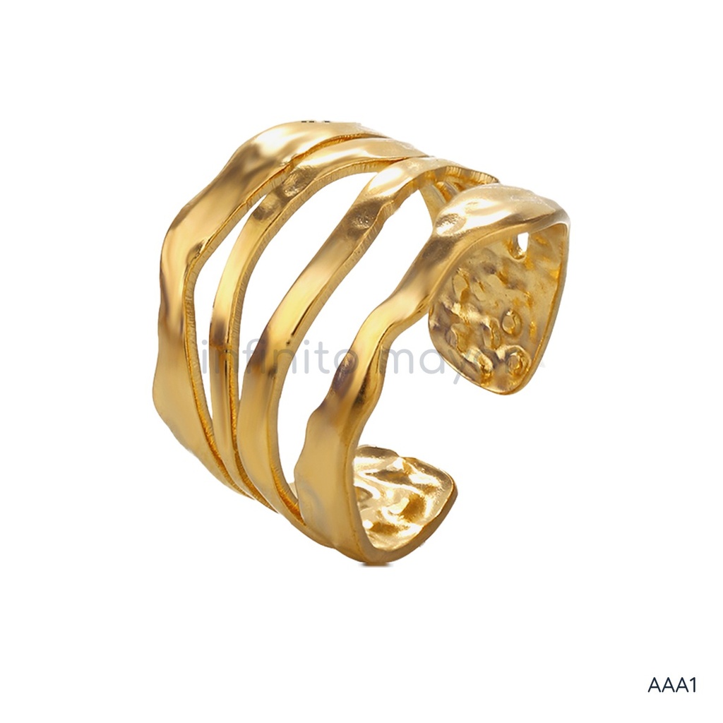 Anillo dorado ancho y abierto, diseño de cuatro bandas onduladas con textura martillada y acabado brillante