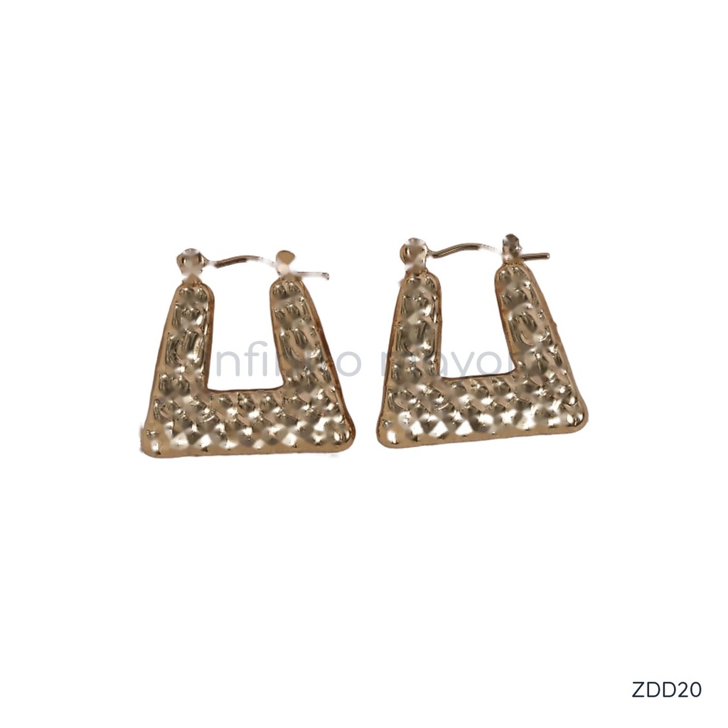 Zarcillos dorados de argolla, trapezoidal martillada