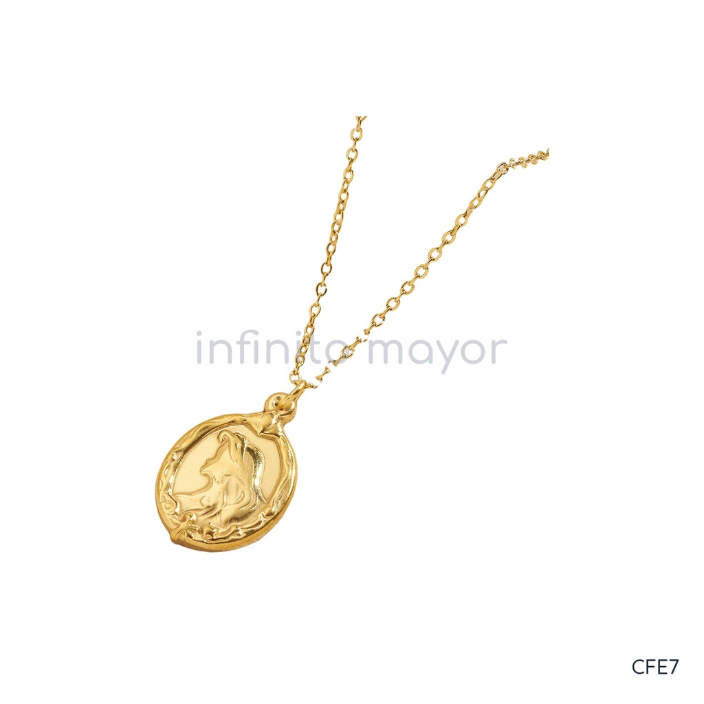 Collar dorado de cadena fina con medallón ovalado de borde martillado y perfil femenino en relieve