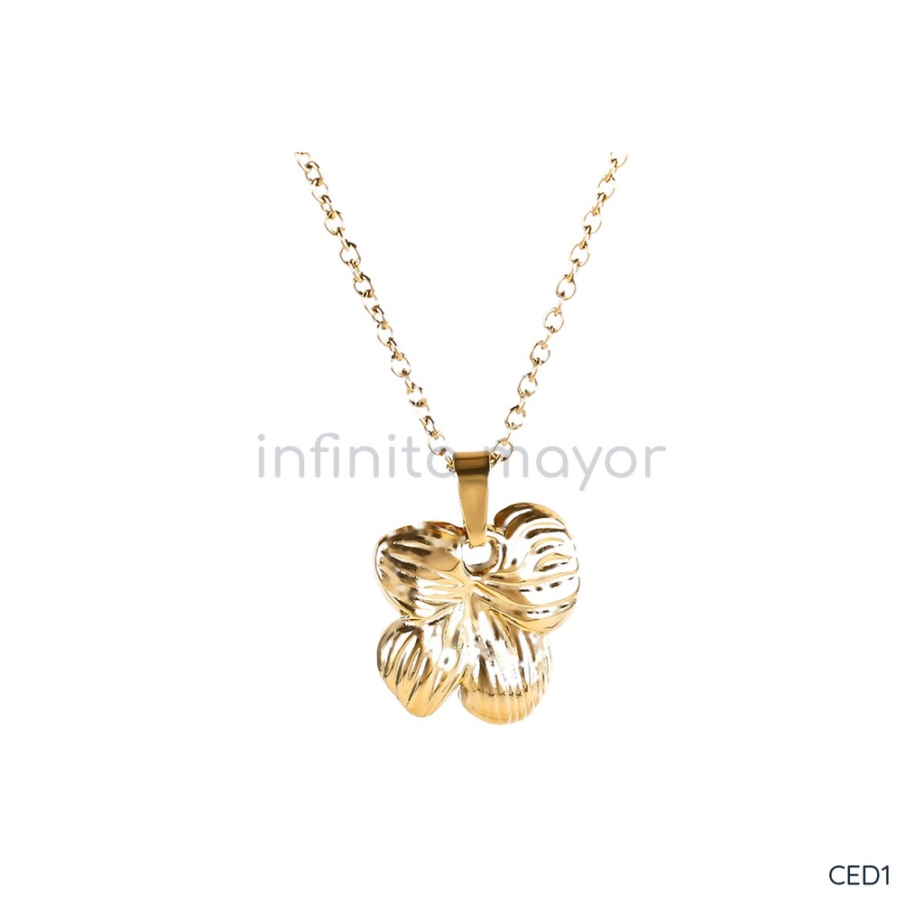 Collar dorado de cadena de eslabones ovalados con dije de flor de tres pétalos estriados