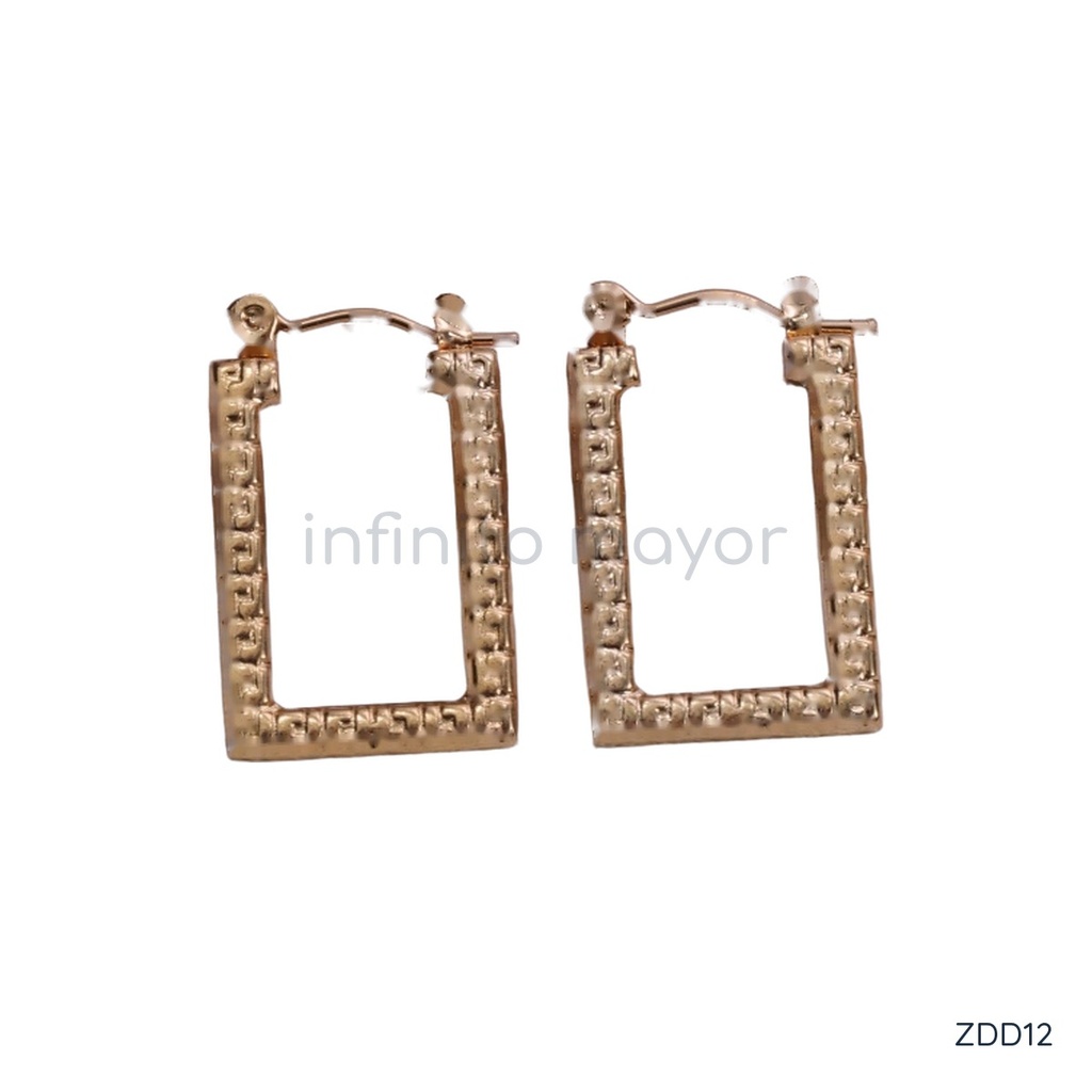 [ZDD12] Zarcillos dorados de argolla rectangular con patrón de greca en relieve y cierre de bisagra