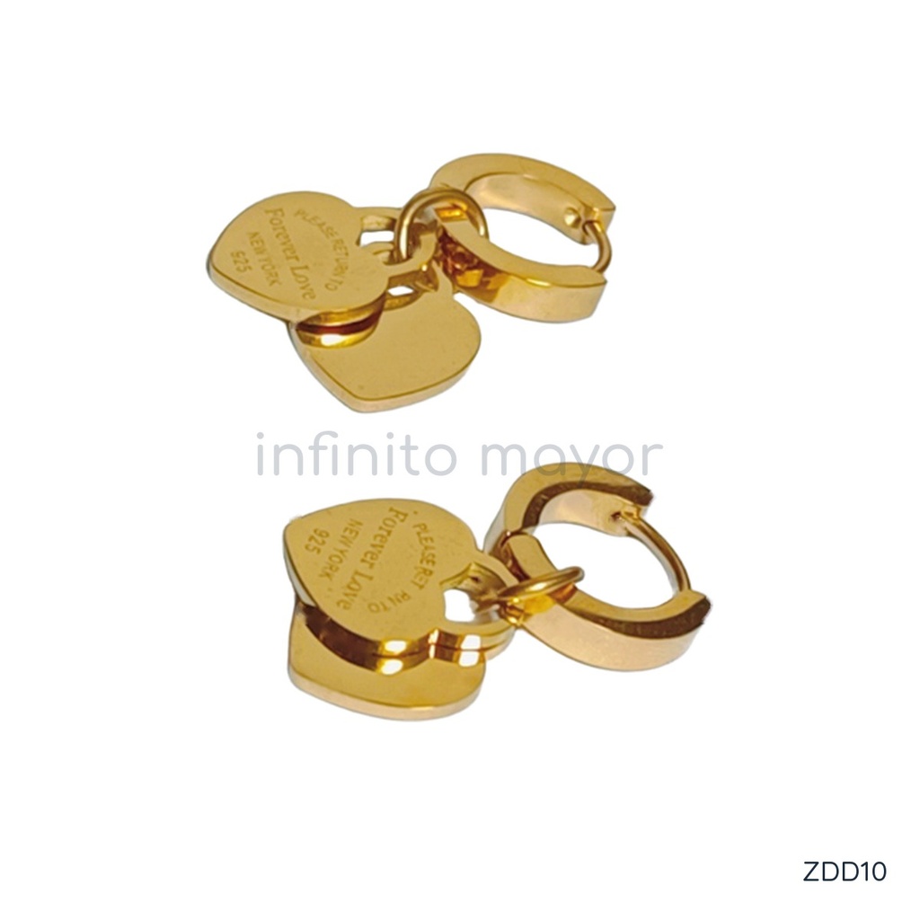 Zarcillos dorados de argolla huggie con dos dijes de corazón liso colgantes y grabado en el reverso