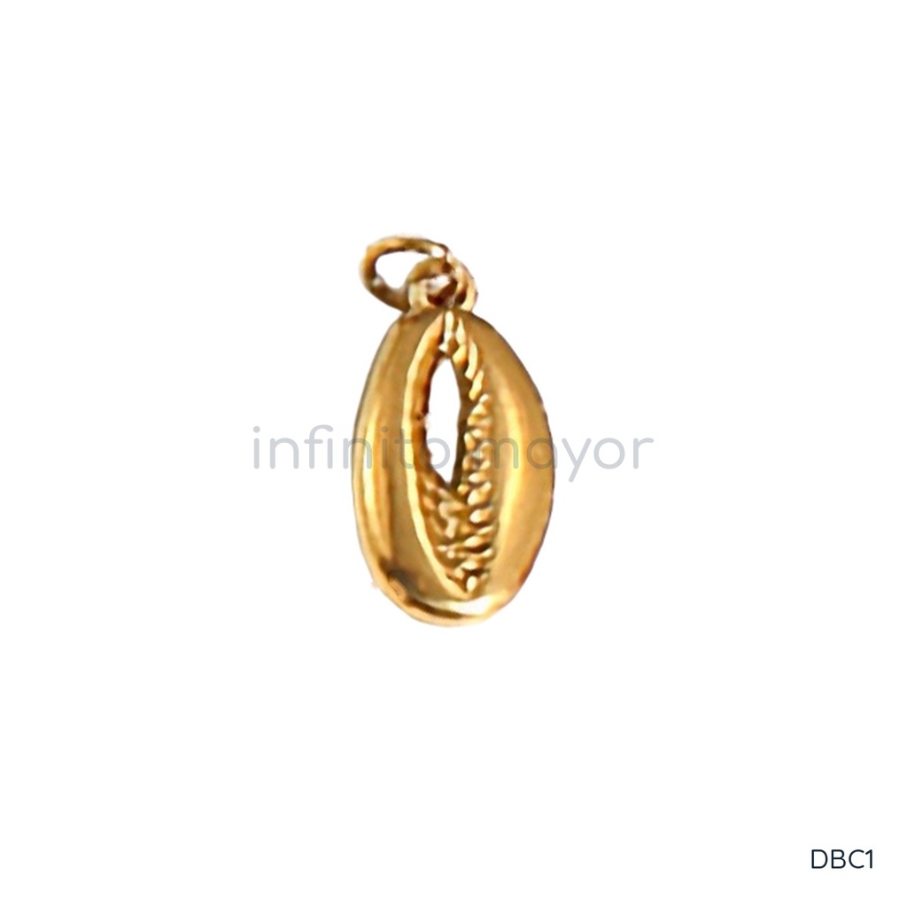 Dije dorado en forma de cauri, con abertura central grabada en relieve y argolla superior