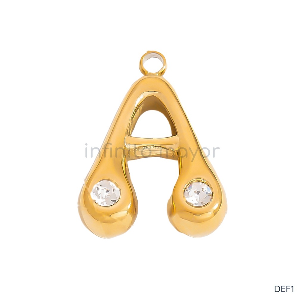 Dije dorado en forma de letra A de trazo abombado y liso, con circonias transparentes en los extremos y argolla superior