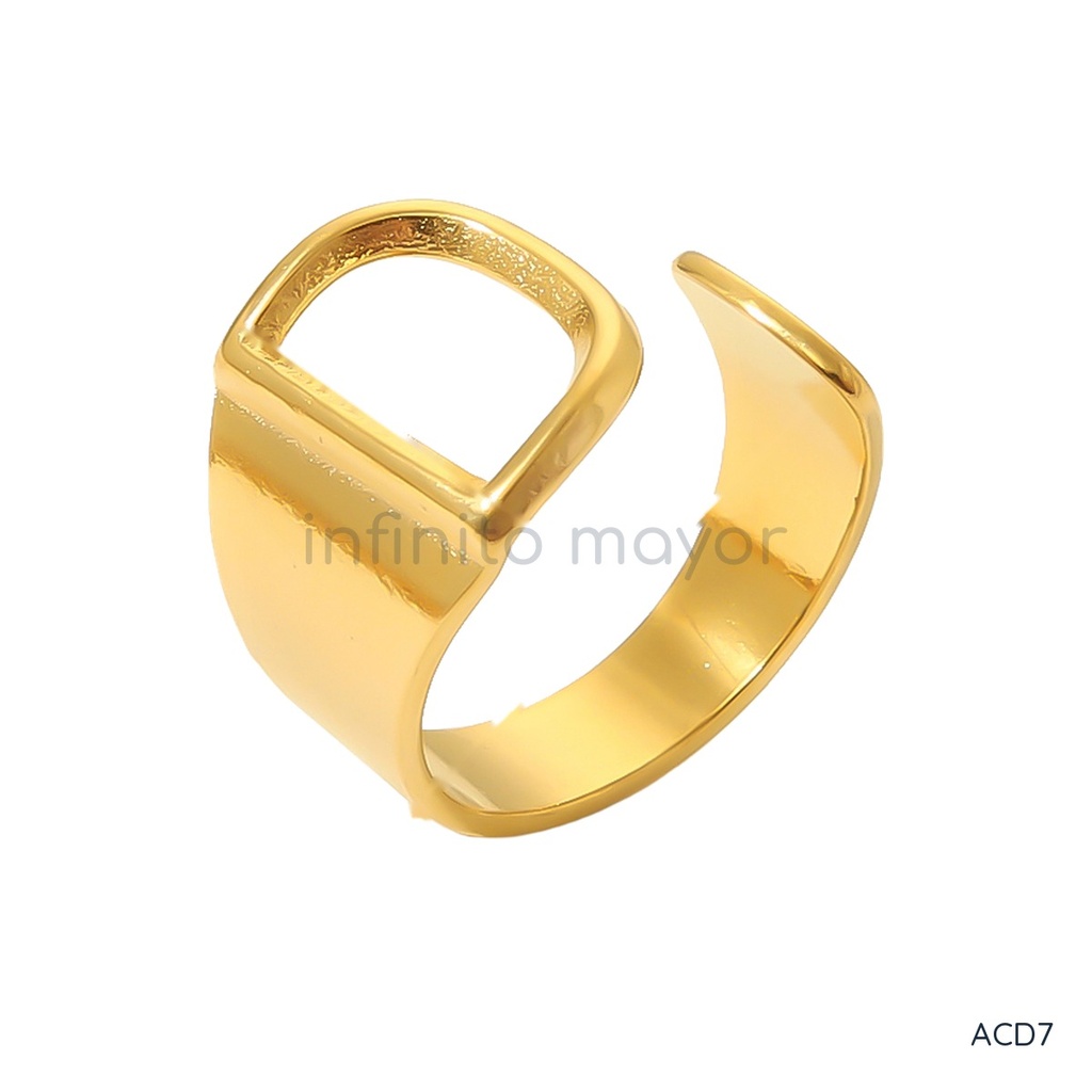 [ACD7] Anillo dorado ancho y abierto, diseño de banda lisa con motivo frontal de la letra D calada y acabado brillante
