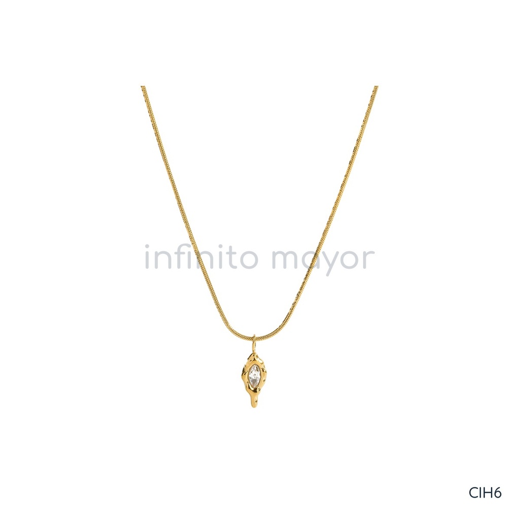 Collar dorado, serpiente fina con dije orgánico y circonia