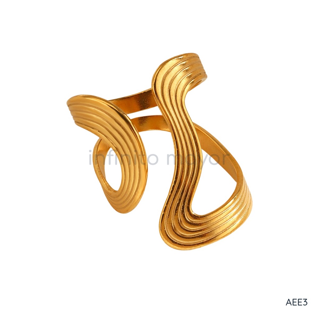 [AEE3] Anillo dorado ancho y abierto, diseño envolvente de banda ondulada asimétrica con líneas concéntricas y acabado brillante