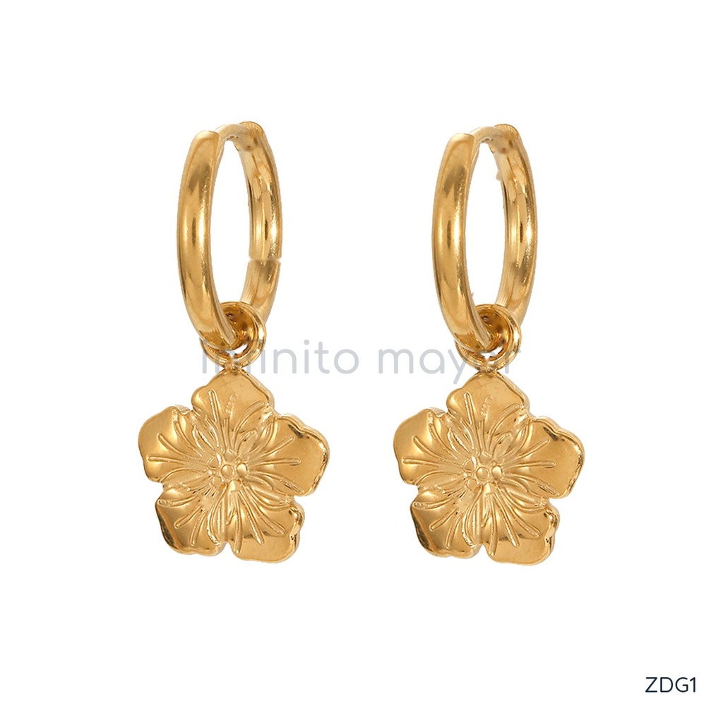 Zarcillos dorados de argolla fina, dije de flor grabada