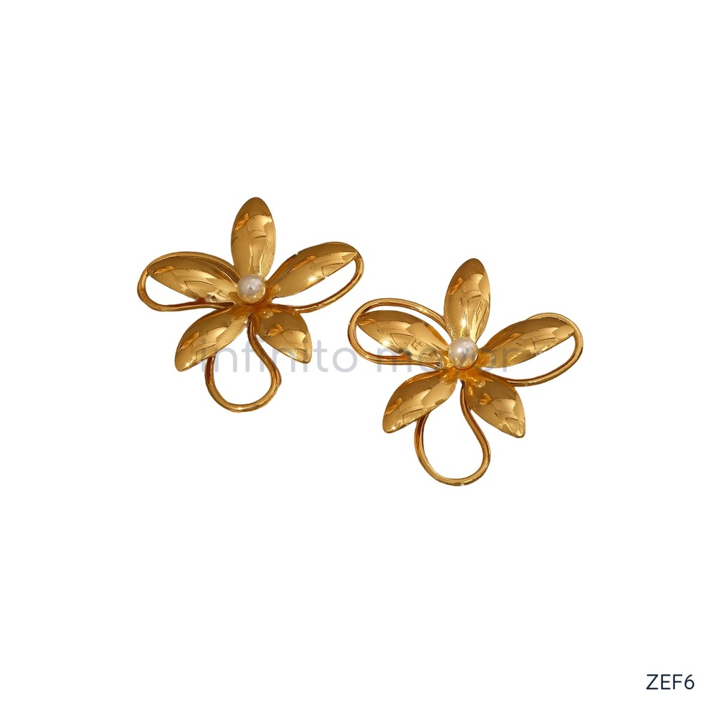 [ZEF6] Zarcillos dorados de poste con diseño de flor de cinco pétalos con contornos calados y perla artificial central