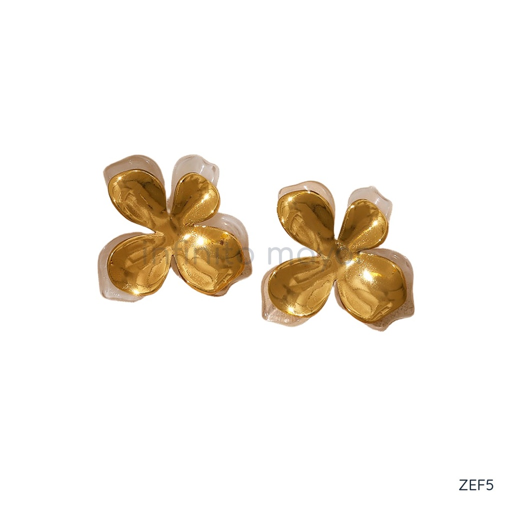 Zarcillos dorados de poste, flor con borde translúcido