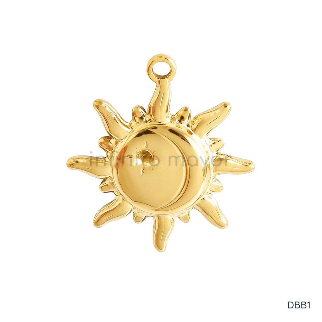 Dije dorado de sol con rayos ondulados, luna creciente y pequeña estrella en relieve al centro